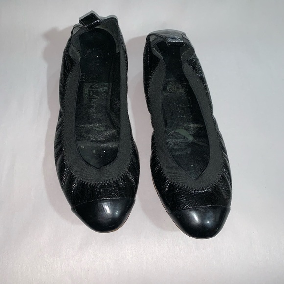CHANEL size 35 soft crinkled patent leather flats - Picture 3 of 16
